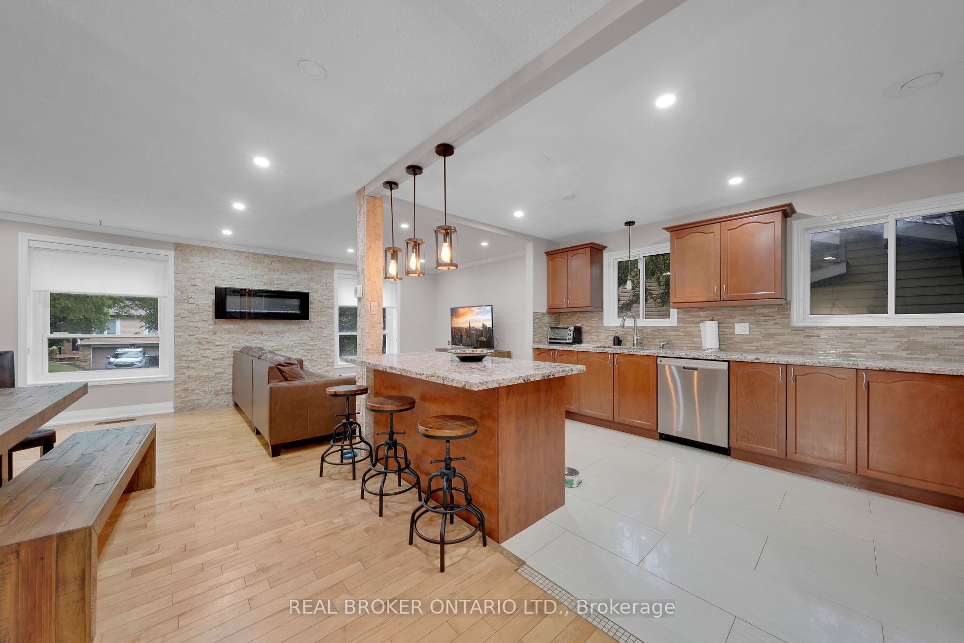343 Whitehead Cres