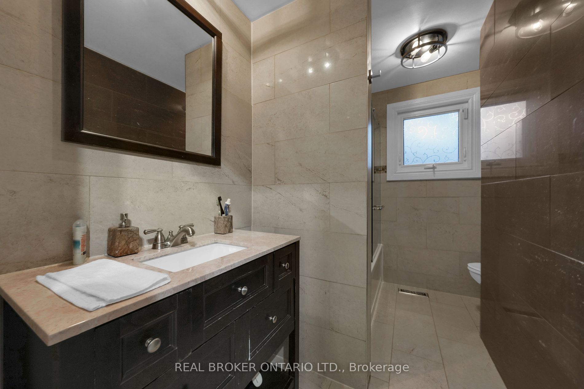 343 Whitehead Cres