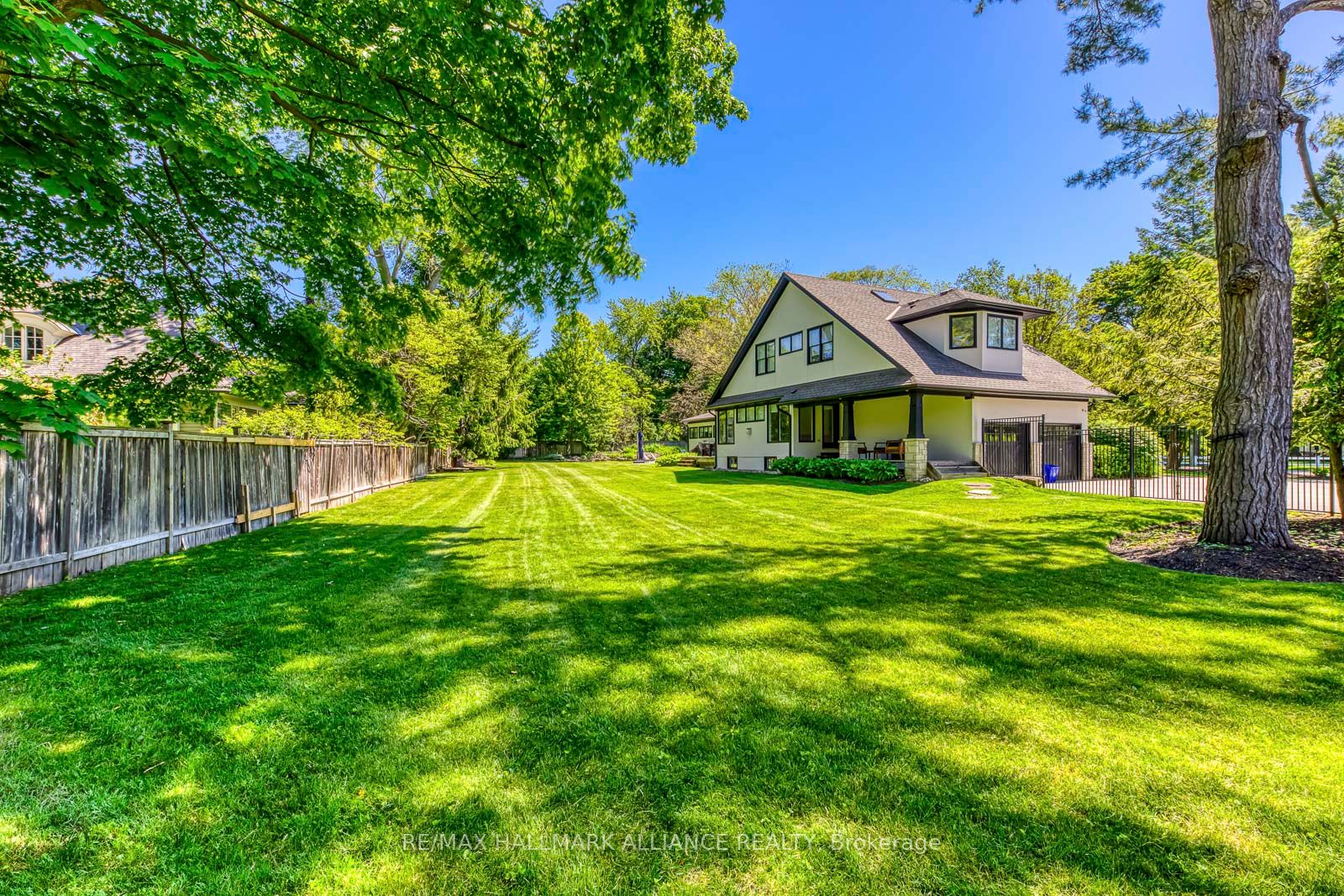 1247 Cumnock Cres