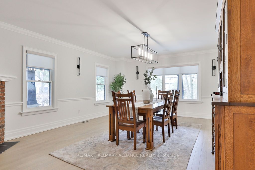1247 Cumnock Cres