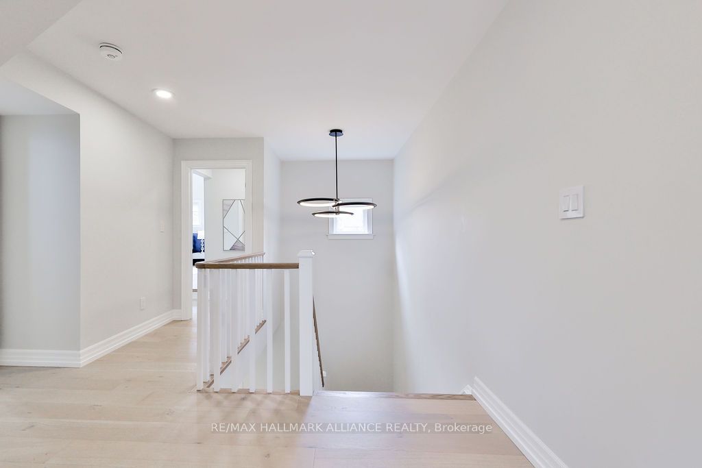 1247 Cumnock Cres