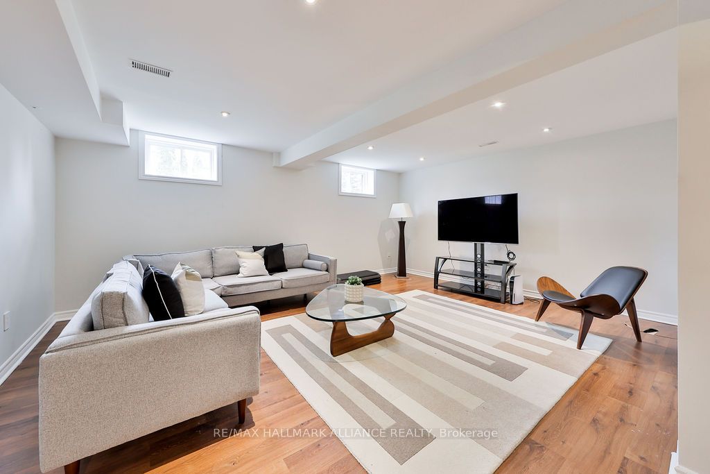 1247 Cumnock Cres