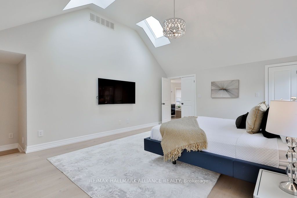 1247 Cumnock Cres