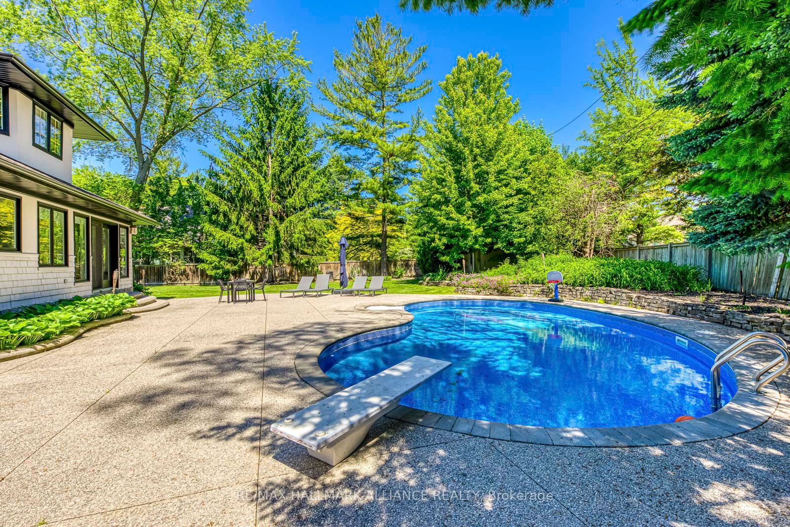 1247 Cumnock Cres