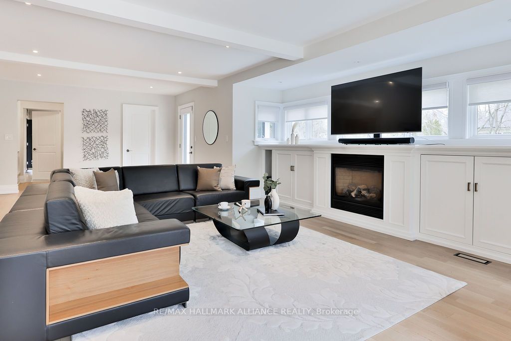 1247 Cumnock Cres