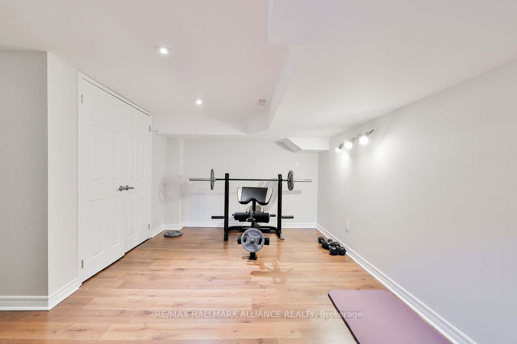 1247 Cumnock Cres