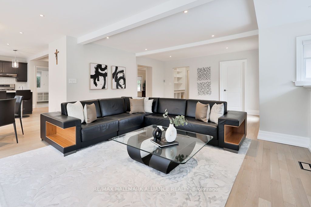 1247 Cumnock Cres
