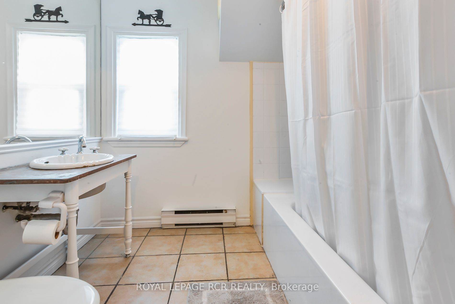 1380 Queen St W