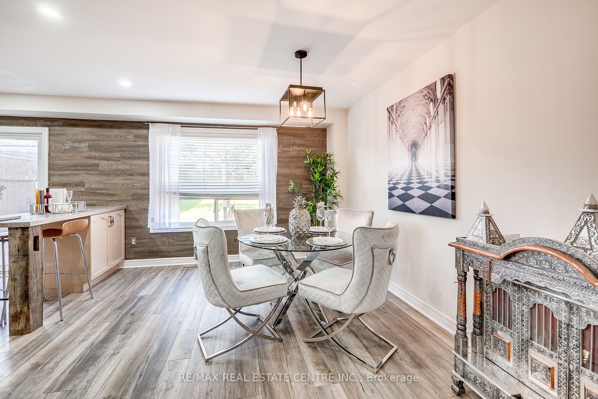 118 Mowat Cres