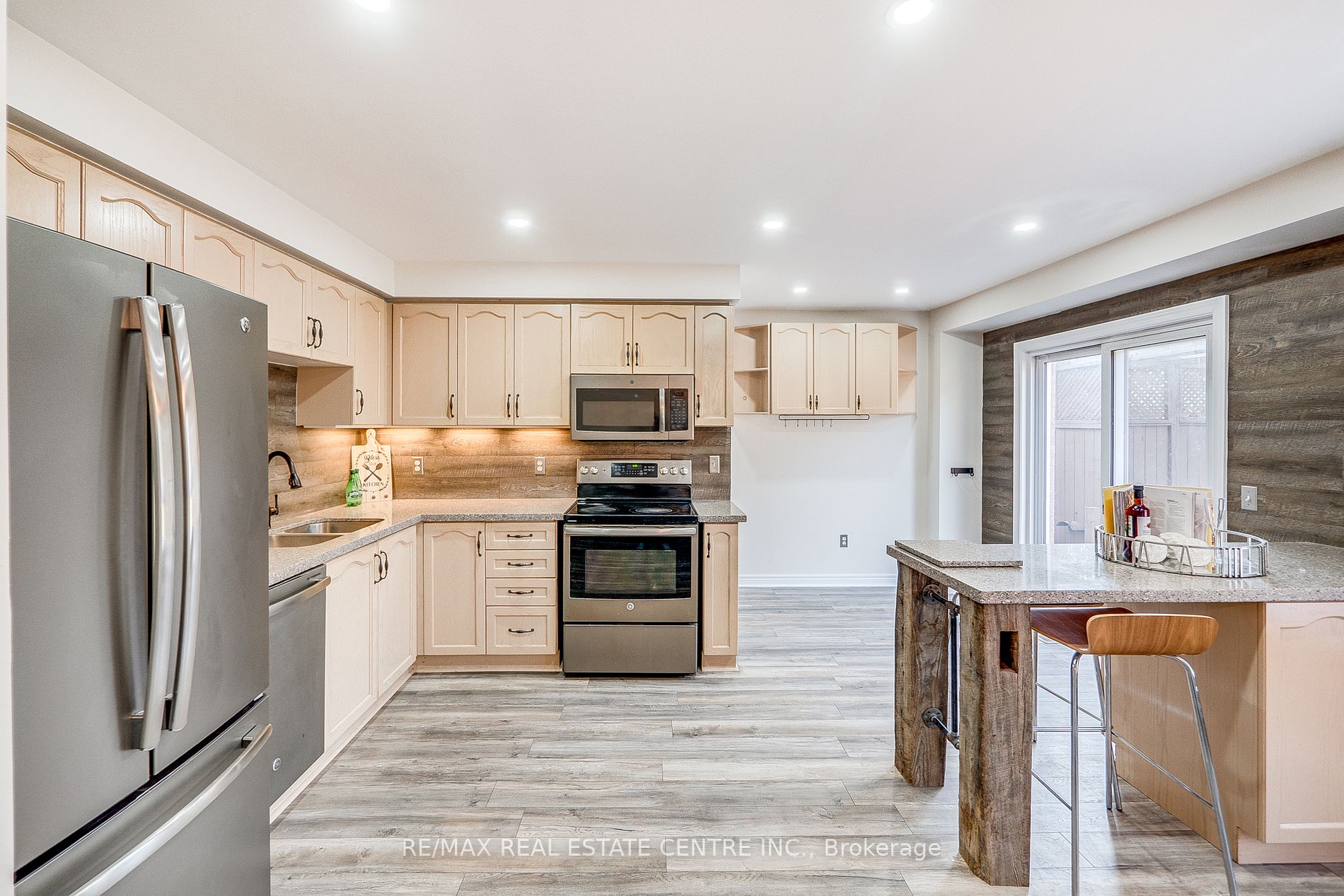 118 Mowat Cres