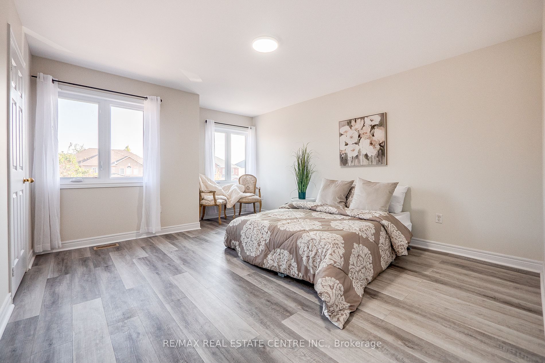 118 Mowat Cres
