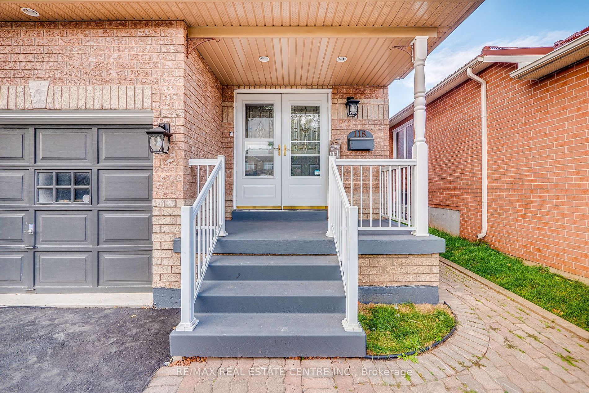 118 Mowat Cres
