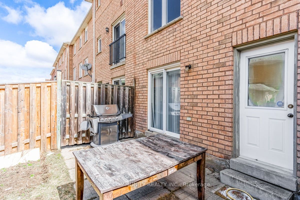 271 Richvale Dr S, #10