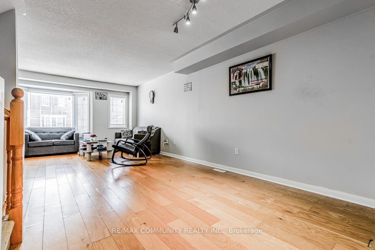 271 Richvale Dr S, #10