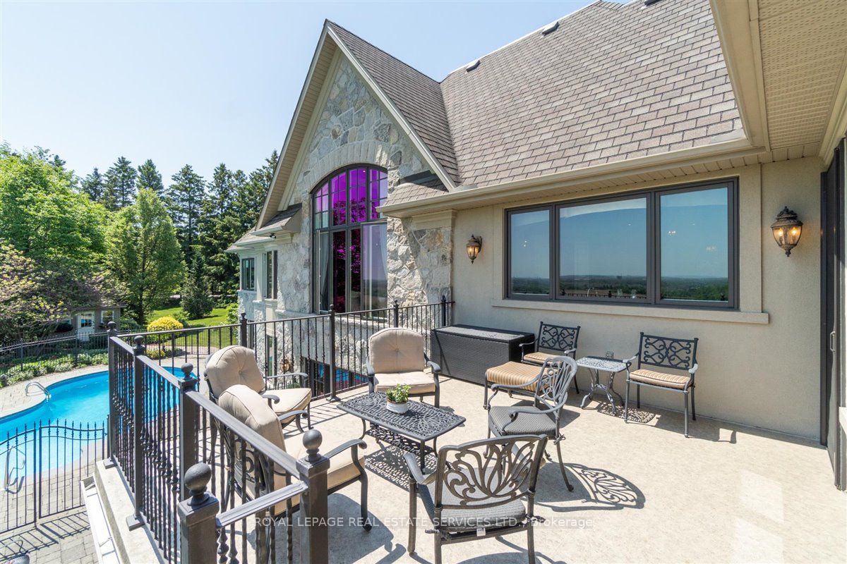 5652 Steeles Ave W