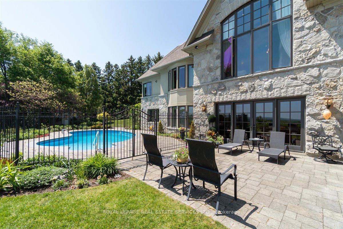 5652 Steeles Ave W
