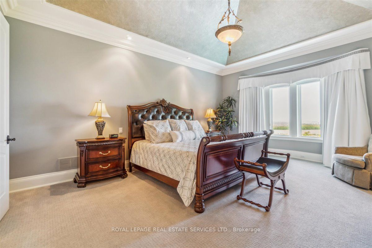 5652 Steeles Ave W