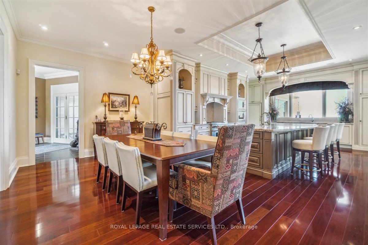 5652 Steeles Ave W