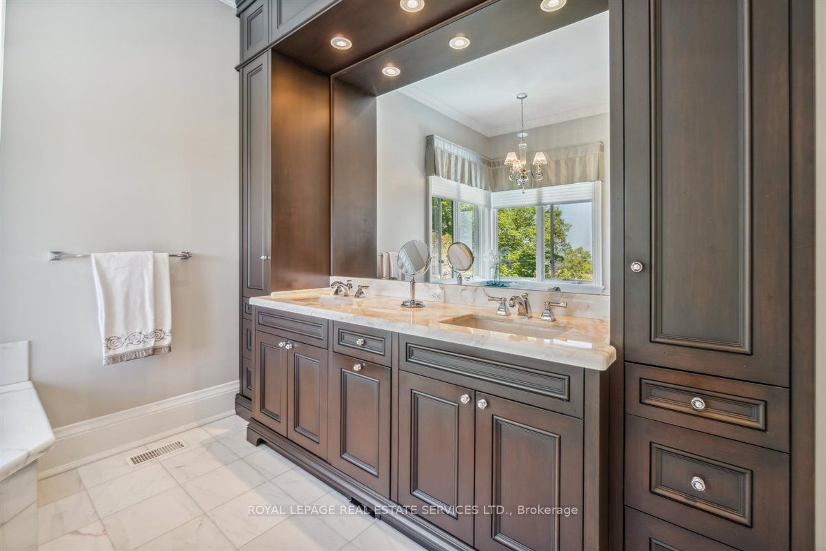 5652 Steeles Ave W