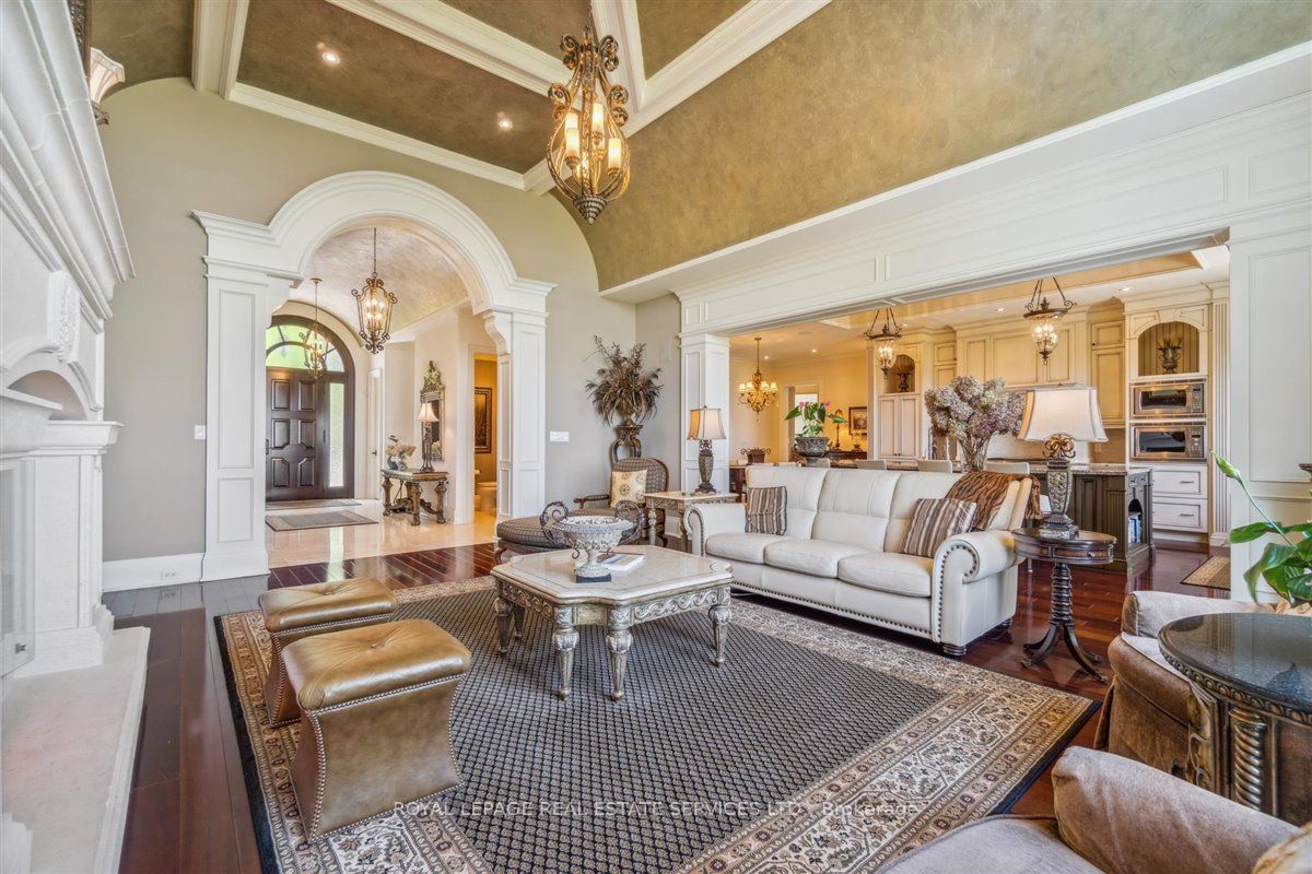 5652 Steeles Ave W