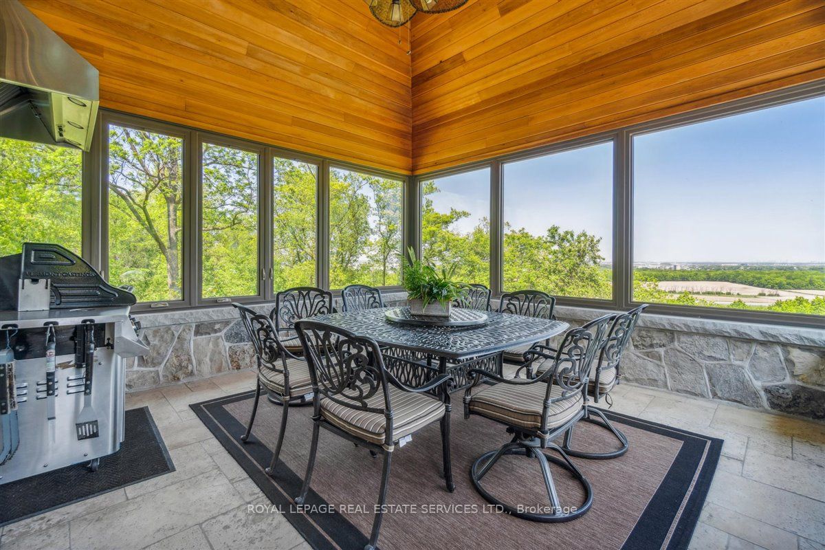 5652 Steeles Ave W