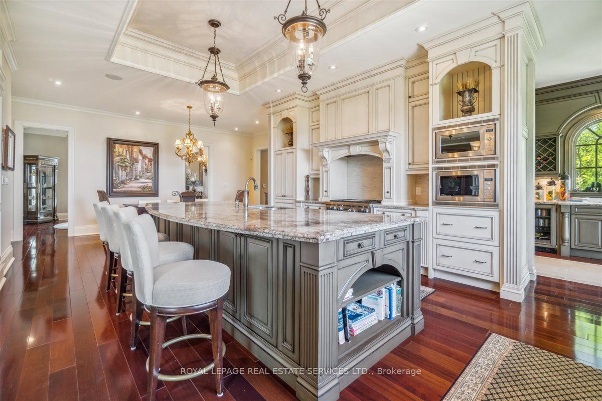 5652 Steeles Ave W