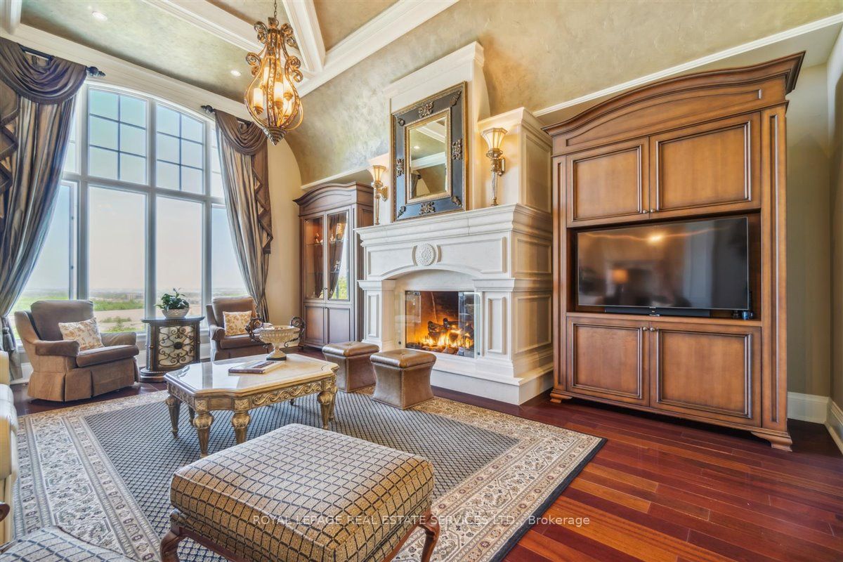 5652 Steeles Ave W