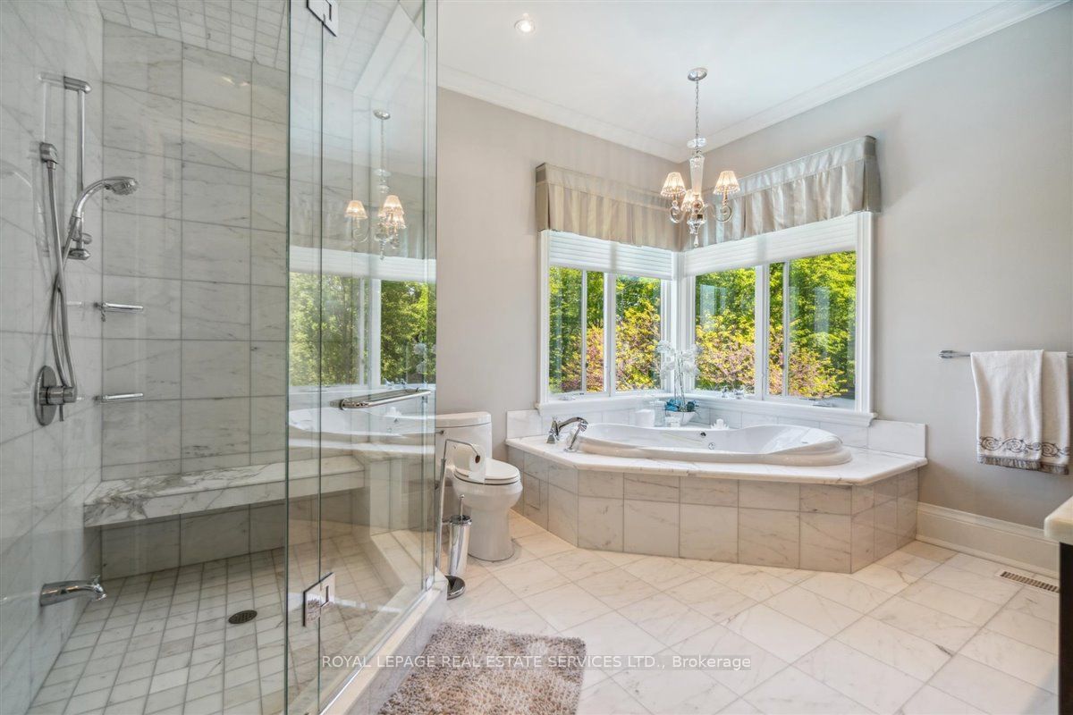 5652 Steeles Ave W