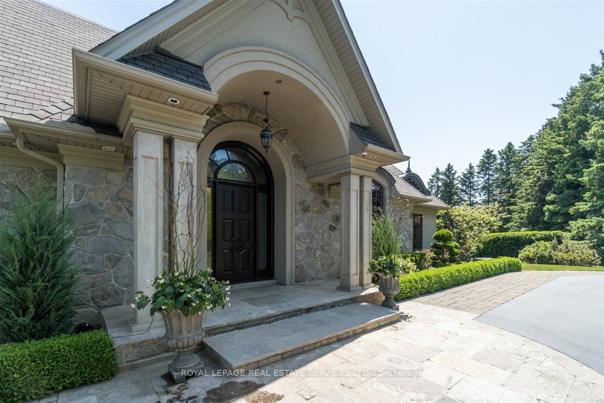 5652 Steeles Ave W
