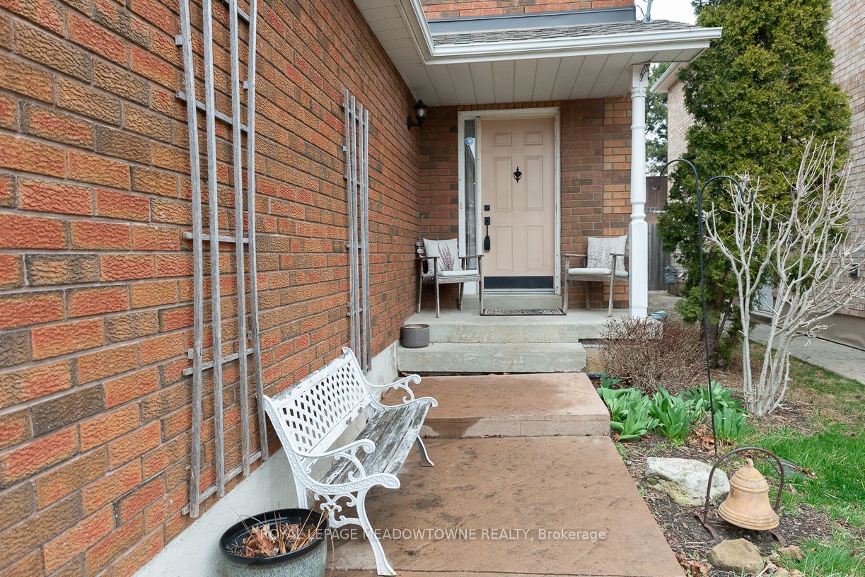 70 Ravenscliff Crt
