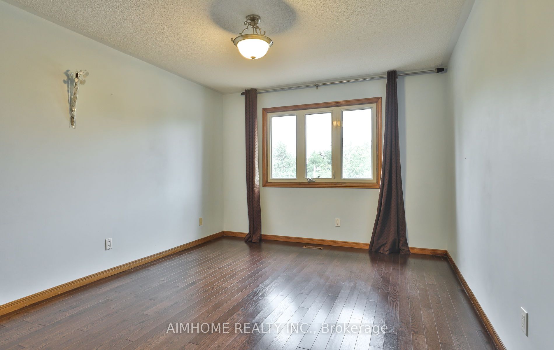 1339 Windrush Dr