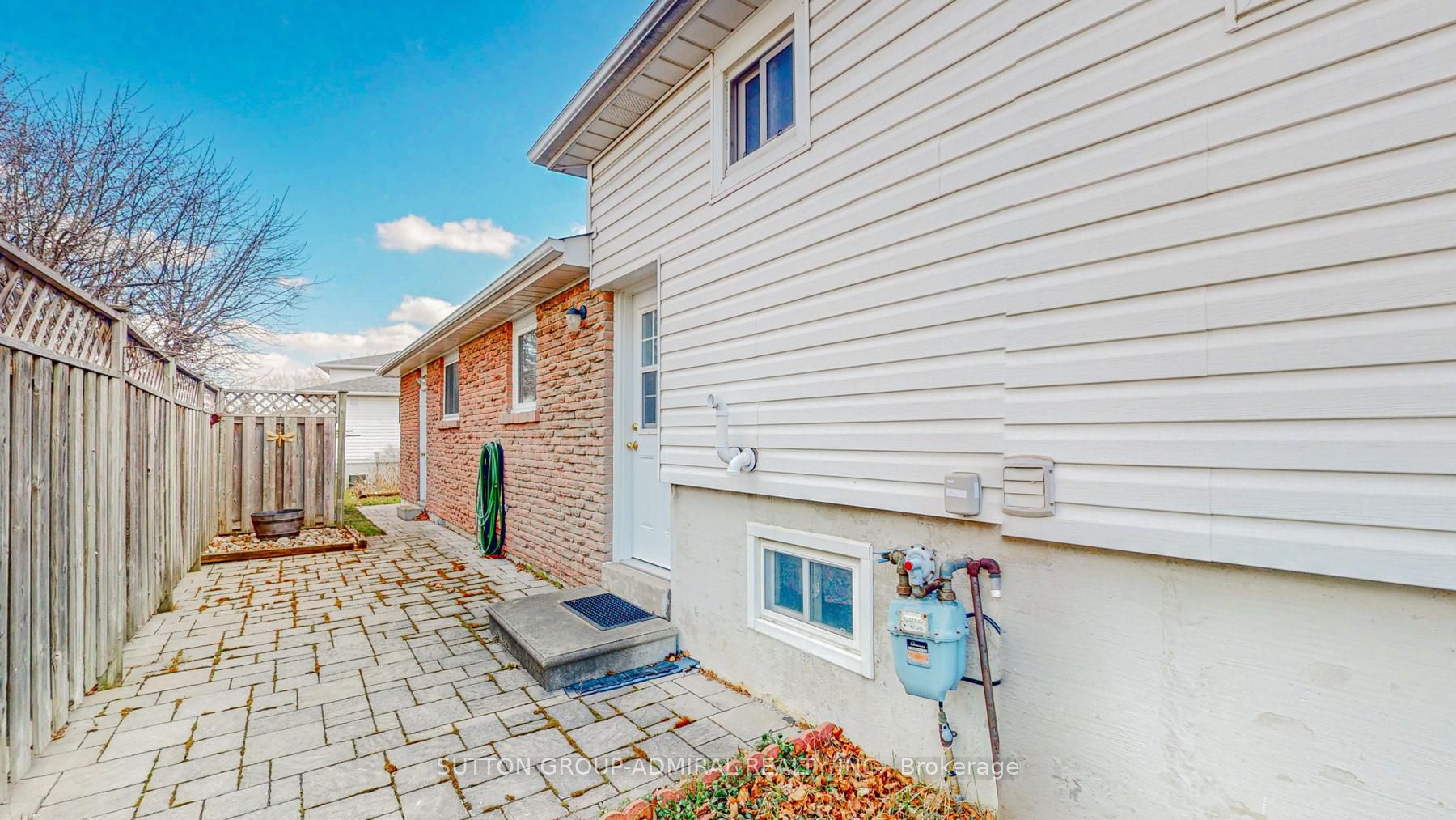 2 Geneva Cres