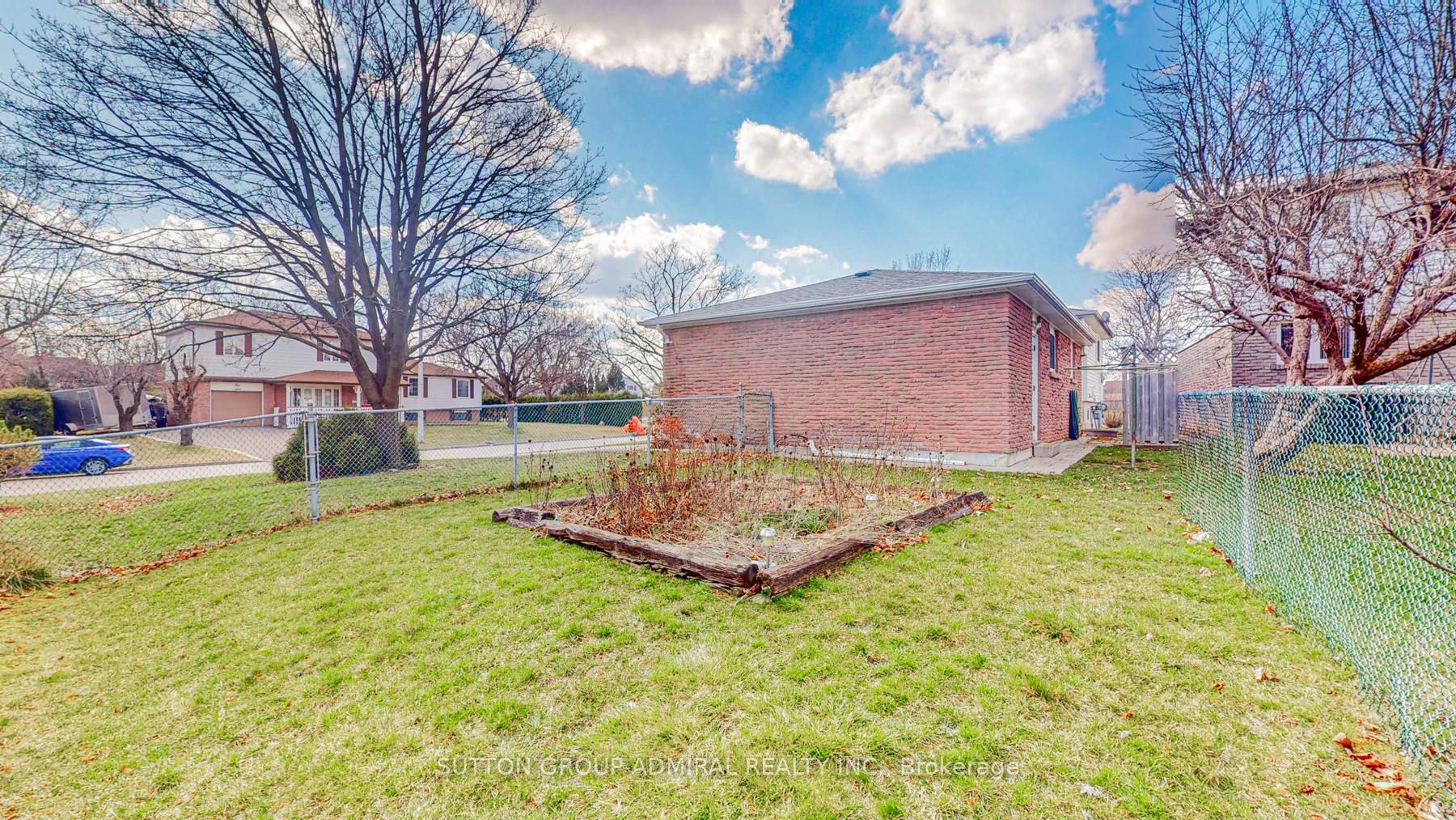 2 Geneva Cres