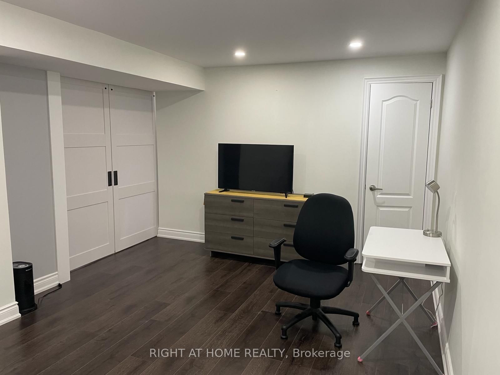 275 River Oaks Blvd W
