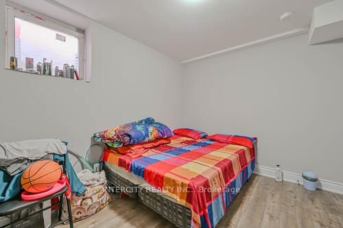 3 Rambling Oak Dr