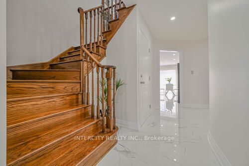 3 Rambling Oak Dr