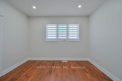 3 Rambling Oak Dr