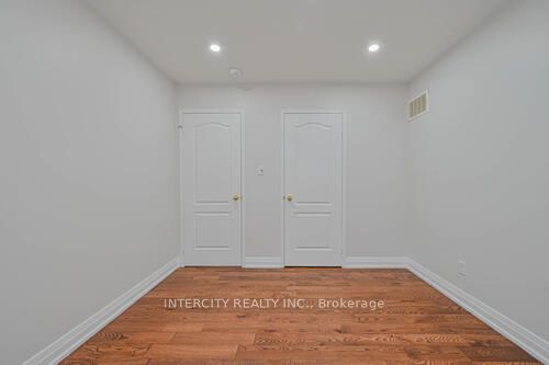 3 Rambling Oak Dr