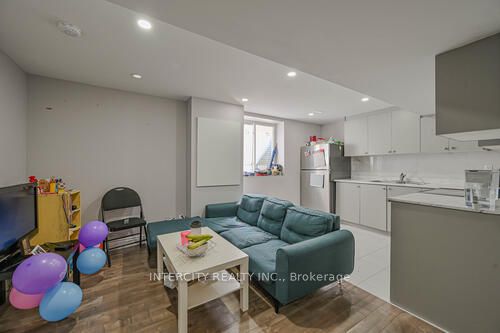 3 Rambling Oak Dr