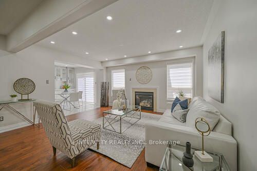 3 Rambling Oak Dr