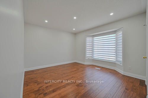 3 Rambling Oak Dr