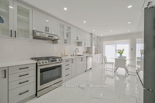 3 Rambling Oak Dr