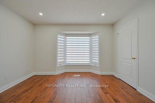 3 Rambling Oak Dr