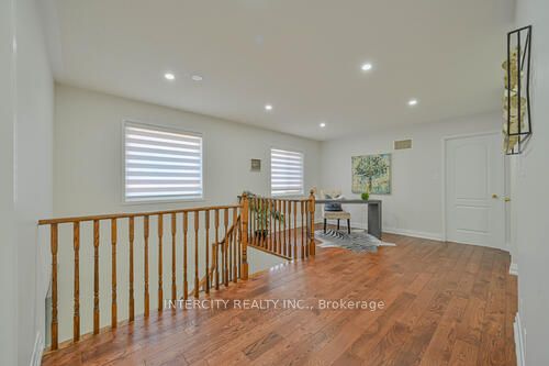 3 Rambling Oak Dr