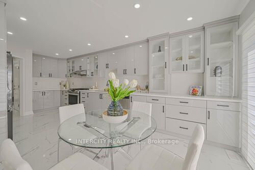 3 Rambling Oak Dr