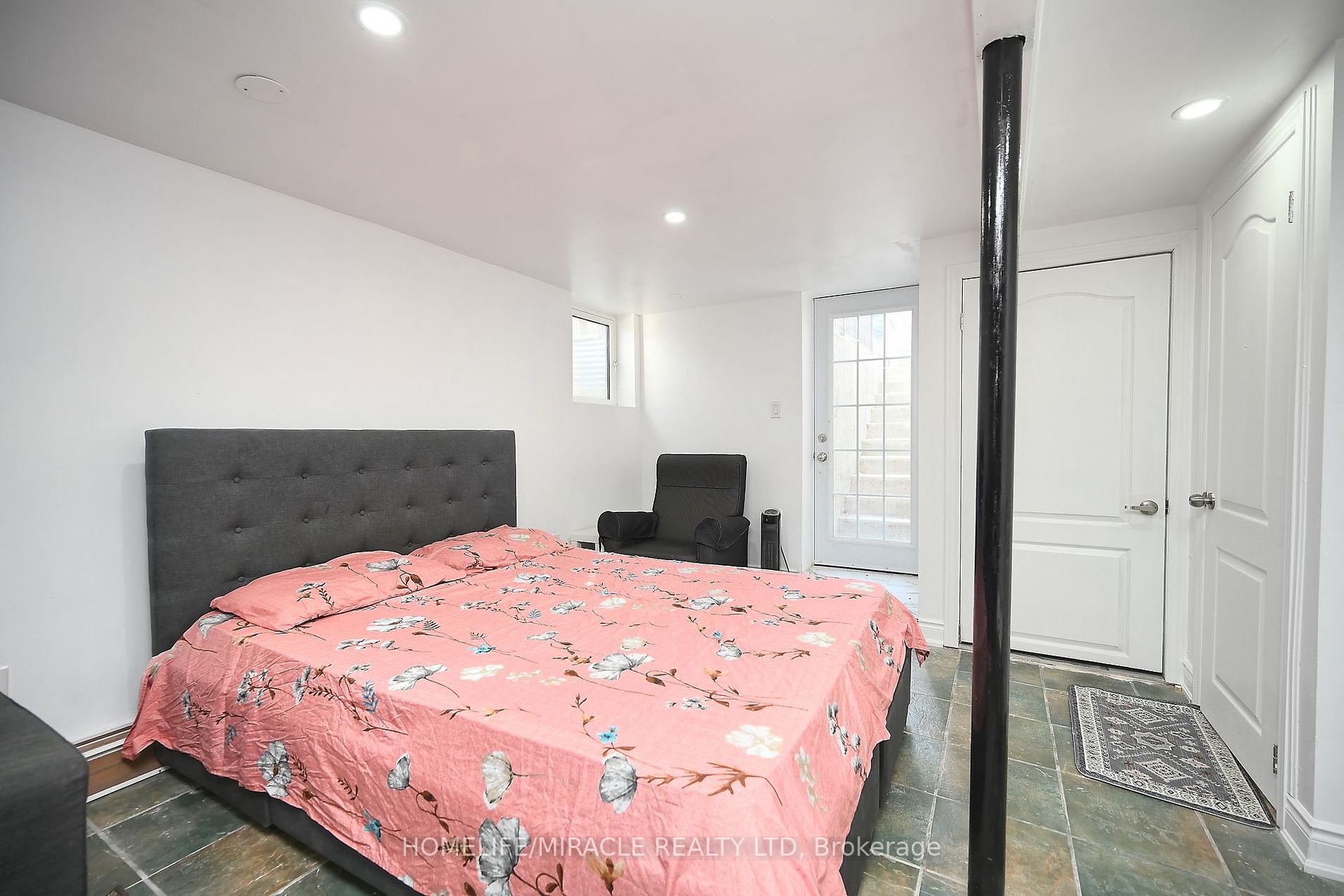 48 Grand Valley Dr
