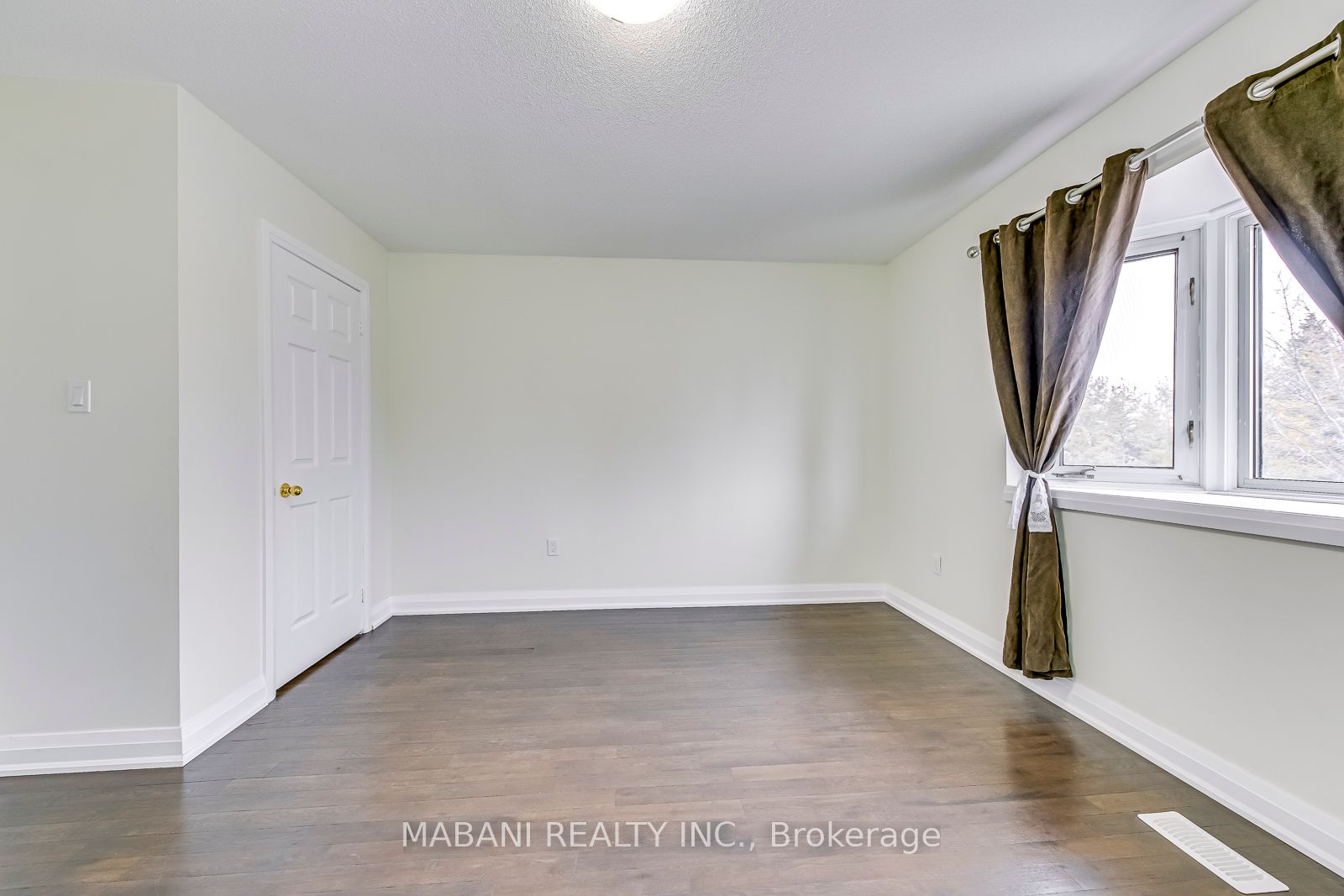 7227 Sandhurst Dr