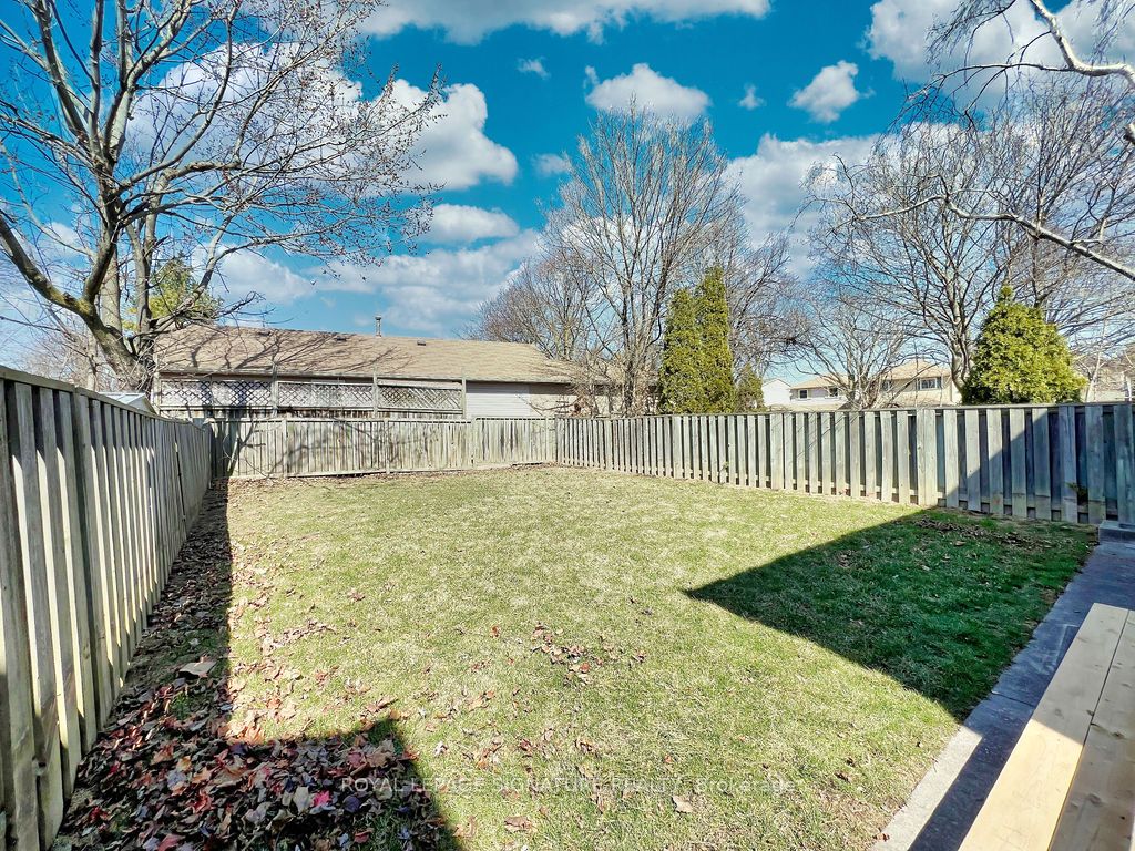 6412 Colebrook Cres