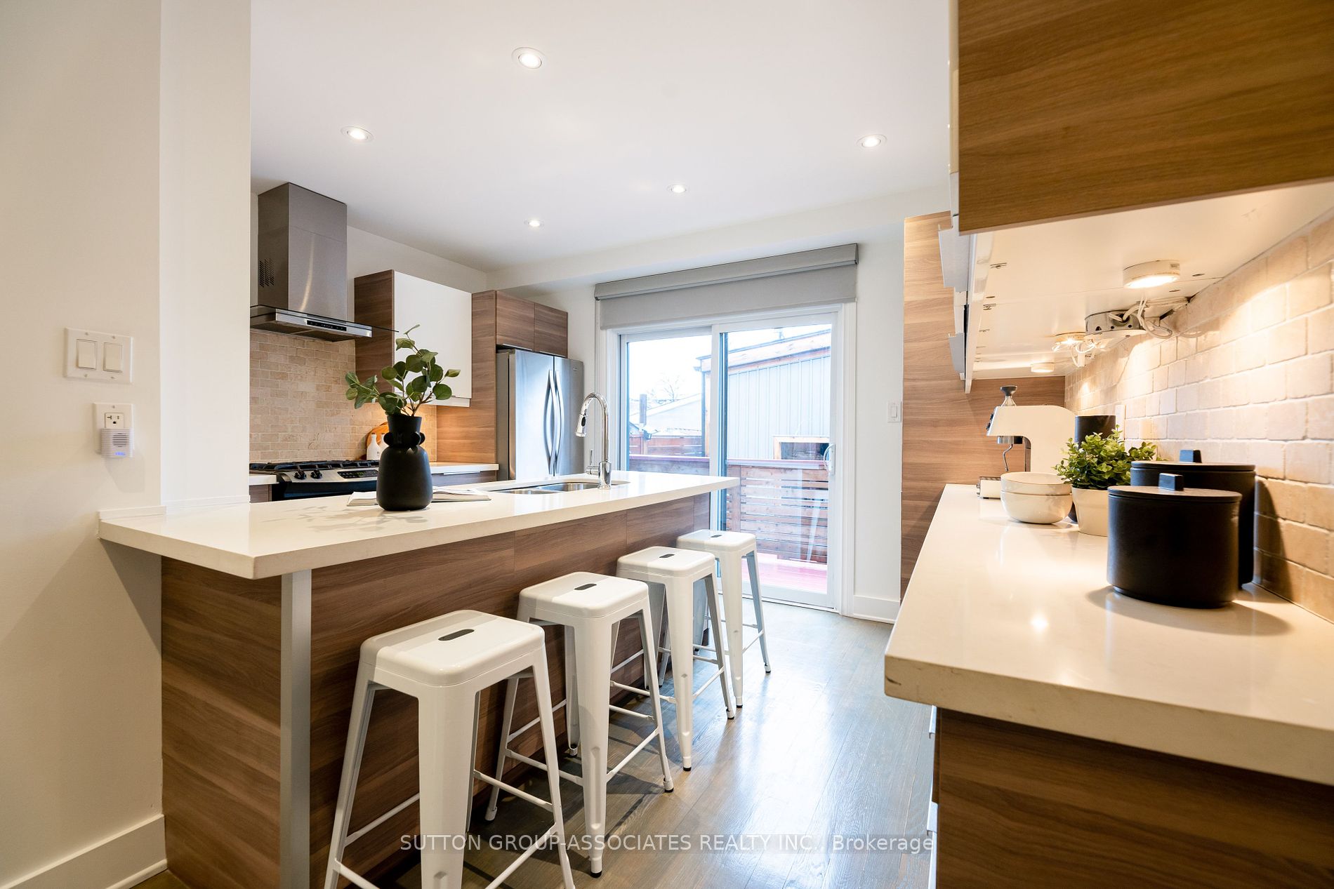 142 Earlscourt Ave