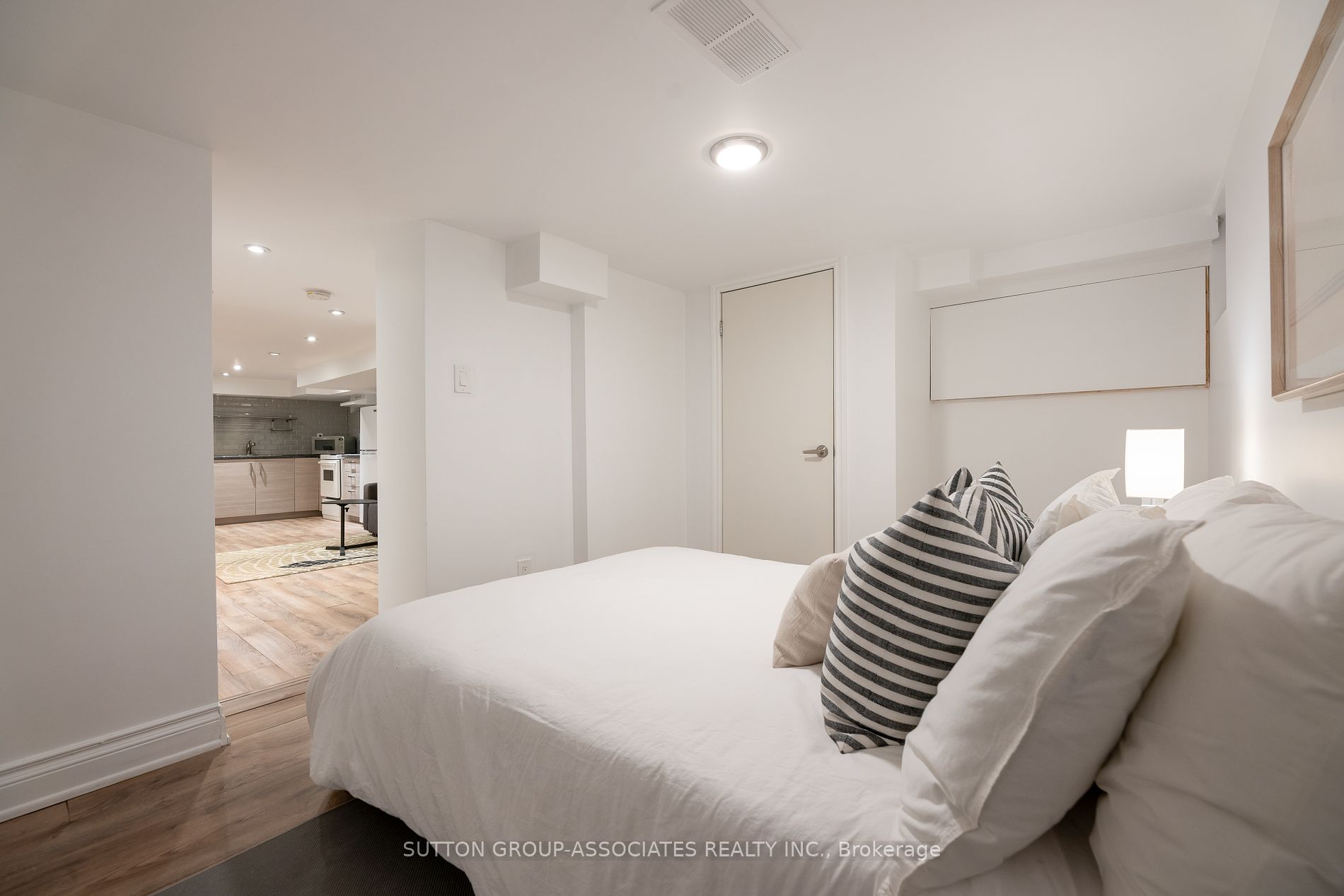 142 Earlscourt Ave